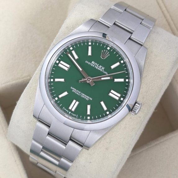 Rolex Oyster Perpetual 41 124300 green dial